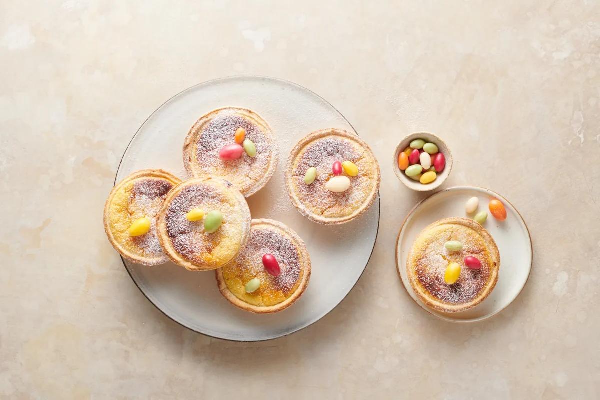 Osterküchlein aus der Kategorie Gebäck süss. Das fertige Gericht schön angerichtet und fotografiert aus Vogelperspektive (Food Fotografie). Serviervorschlag, Original Tiptopf Rezept, aus dem bekanntesten Kochbuch der Schweiz