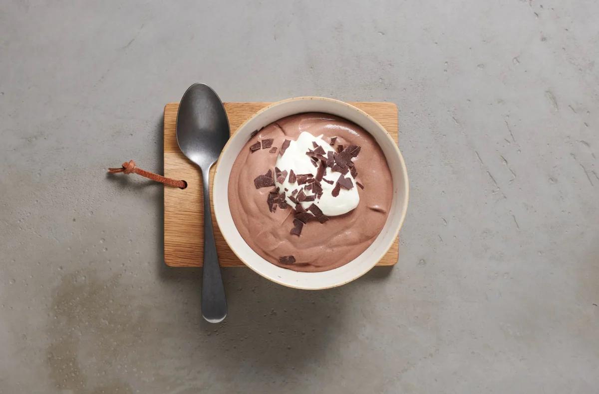 Schokoladencreme, aus der Kategorie . Zubereitungsmethode keine. Das fertige Gericht schön angerichtet und fotografiert aus Vogelperspektive (Food Fotografie). Serviervorschlag, Original Tiptopf Rezept, aus dem bekanntesten Kochbuch der Schweiz