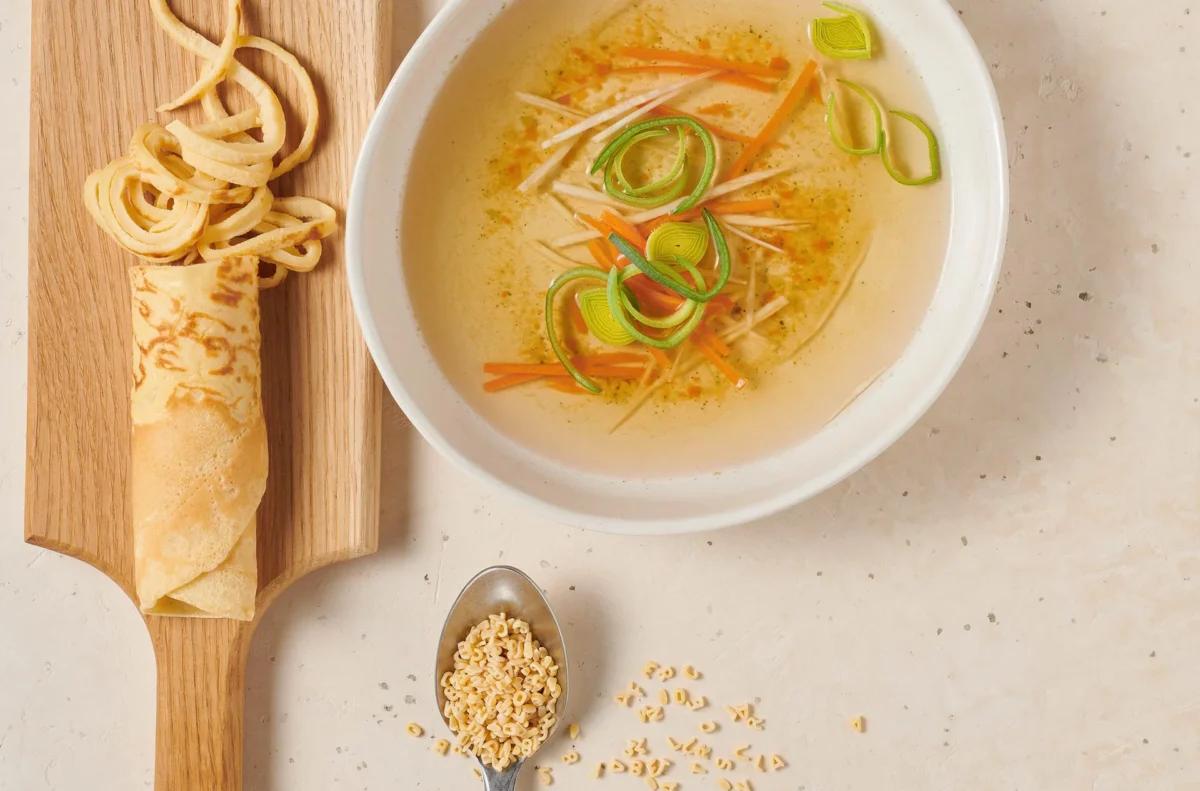 Bouillon aus der Kategorie Suppen. Zubereitungsmethode Sieden. Das fertige Gericht schön angerichtet und fotografiert aus Vogelperspektive (Food Fotografie). Serviervorschlag, Original Tiptopf Rezept, aus dem bekanntesten Kochbuch der Schweiz