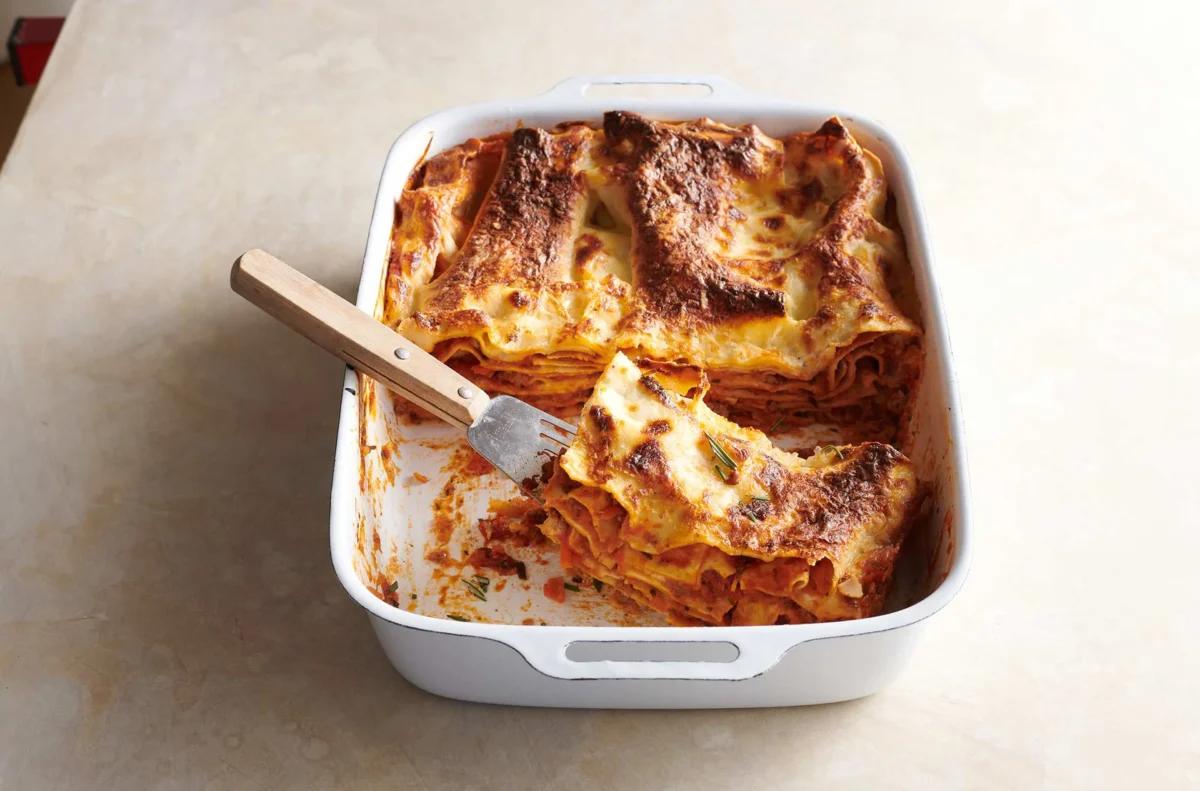 Lasagne. Das fertige Gericht schön angerichtet und fotografiert aus Vogelperspektive (Food Fotografie). Serviervorschlag, Original Tiptopf Rezept, aus dem bekanntesten Kochbuch der Schweiz