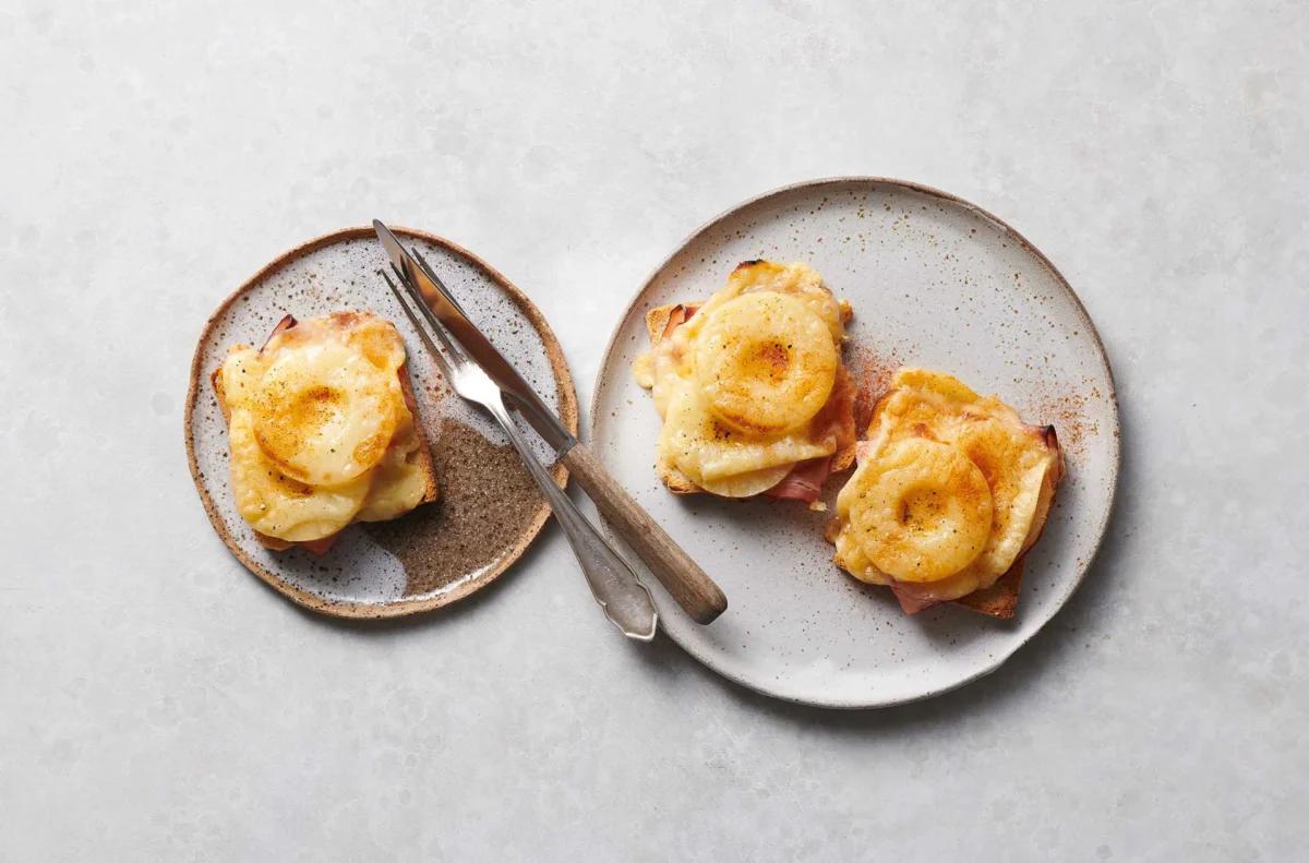 Toast Hawaii aus der Kategorie Gebäck (Salziges). Zubereitungsmethode Backen. Das fertige Gericht schön angerichtet und fotografiert aus Vogelperspektive (Food Fotografie). Serviervorschlag, Original Tiptopf Rezept, aus dem bekanntesten Kochbuch der Schweiz