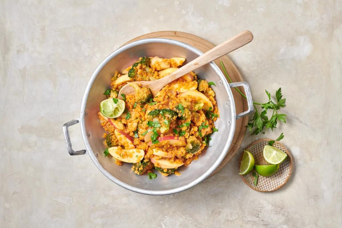 Linsencurry, aus der Kategorie . Zubereitungsmethode Dämpfen. Das fertige Gericht schön angerichtet und fotografiert aus Vogelperspektive (Food Fotografie). Serviervorschlag, Original Tiptopf Rezept, aus dem bekanntesten Kochbuch der Schweiz