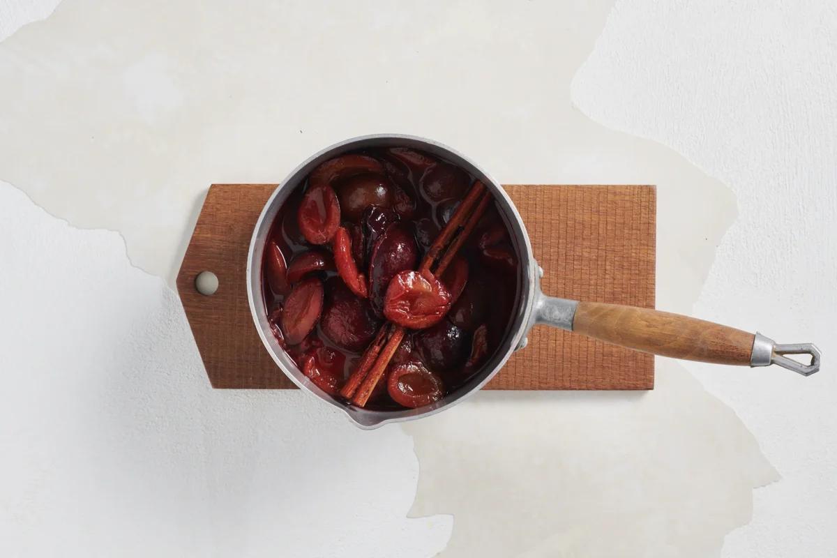 Fruchtkompott aus der Kategorie Früchte. Das fertige Gericht schön angerichtet und fotografiert aus Vogelperspektive (Food Fotografie). Serviervorschlag, Original Tiptopf Rezept, aus dem bekanntesten Kochbuch der Schweiz