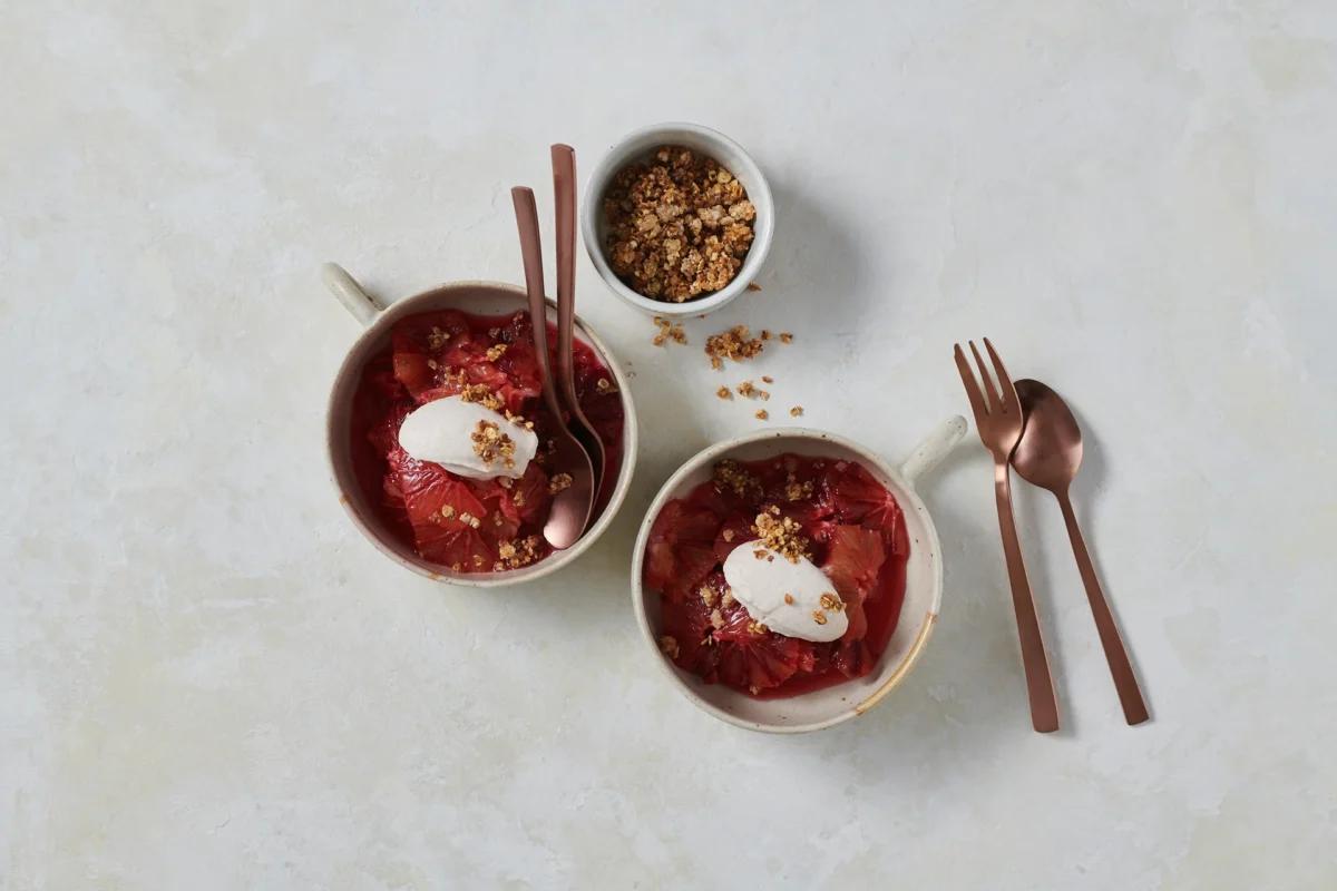 Orangensalat aus der Kategorie Desserts. Zubereitungsmethode Rohkost. Das fertige Gericht schön angerichtet und fotografiert aus Vogelperspektive (Food Fotografie). Serviervorschlag, Original Tiptopf Rezept, aus dem bekanntesten Kochbuch der Schweiz