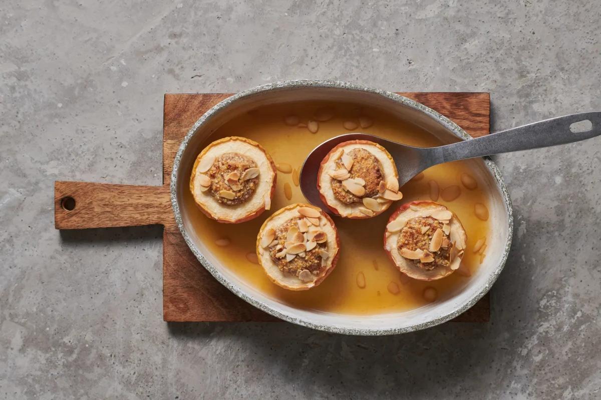 Gefüllte Äpfel aus der Kategorie Desserts. Das fertige Gericht schön angerichtet und fotografiert aus Vogelperspektive (Food Fotografie). Serviervorschlag, Original Tiptopf Rezept, aus dem bekanntesten Kochbuch der Schweiz