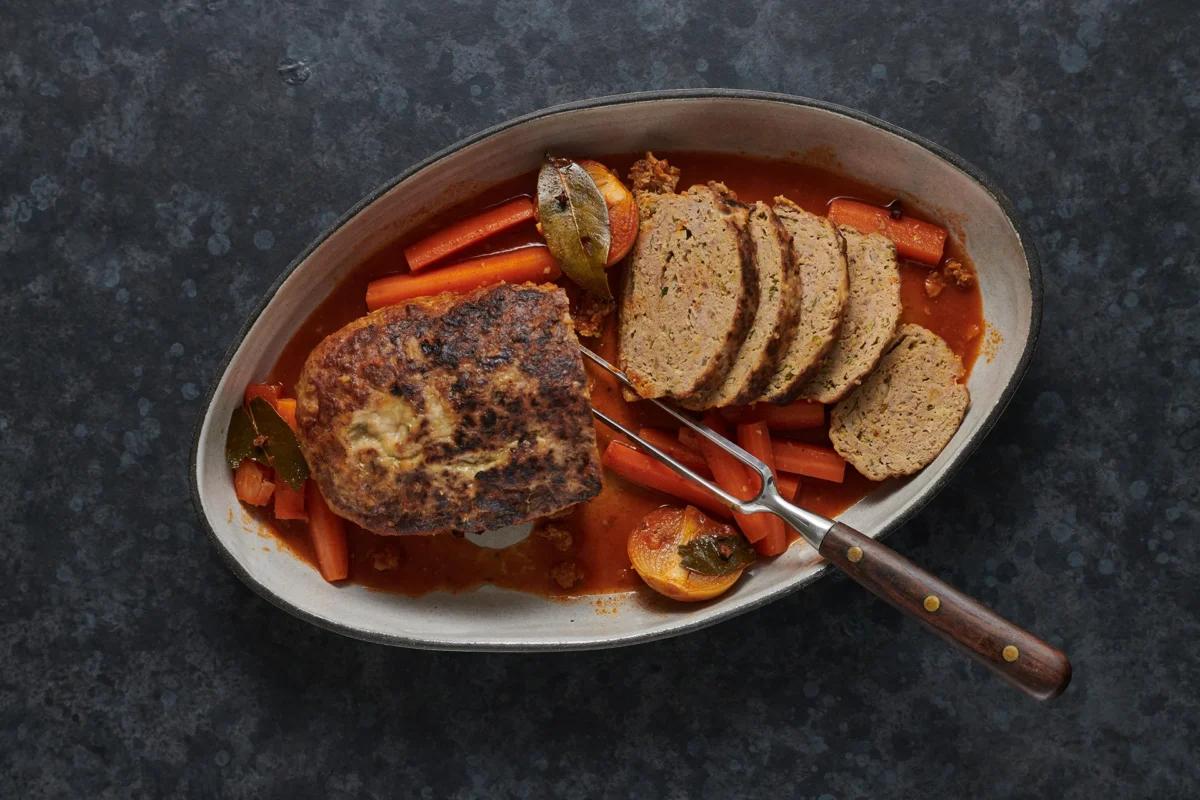 Hackbraten aus der Kategorie Fleisch &amp; Fisch. Zubereitungsmethode Schmoren. Das fertige Gericht schön angerichtet und fotografiert aus Vogelperspektive (Food Fotografie). Serviervorschlag, Original Tiptopf Rezept, aus dem bekanntesten Kochbuch der Schweiz