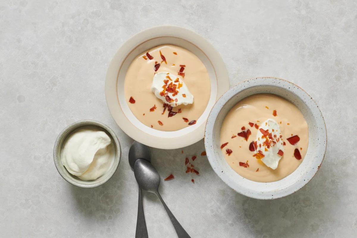 Gebrannte Creme aus der Kategorie Desserts. Zubereitungsmethode Karamellisieren. Das fertige Gericht schön angerichtet und fotografiert aus Vogelperspektive (Food Fotografie). Serviervorschlag, Original Tiptopf Rezept, aus dem bekanntesten Kochbuch der Schweiz