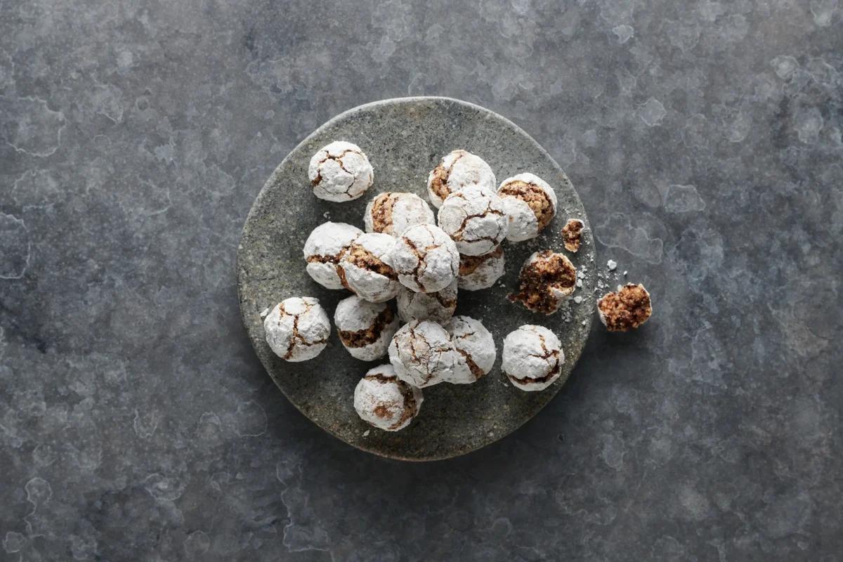 Schokoladenkugeln aus der Kategorie Gebäck süss. Zubereitungsmethode Backen. Das fertige Gericht schön angerichtet und fotografiert aus Vogelperspektive (Food Fotografie). Serviervorschlag, Original Tiptopf Rezept, aus dem bekanntesten Kochbuch der Schweiz