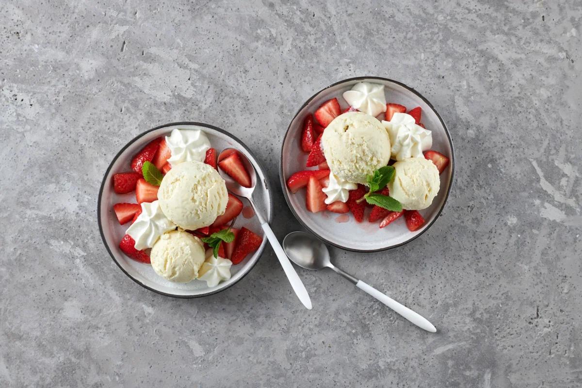 Coupe Romanoff aus der Kategorie Desserts. Das fertige Gericht schön angerichtet und fotografiert aus Vogelperspektive (Food Fotografie). Serviervorschlag, Original Tiptopf Rezept, aus dem bekanntesten Kochbuch der Schweiz