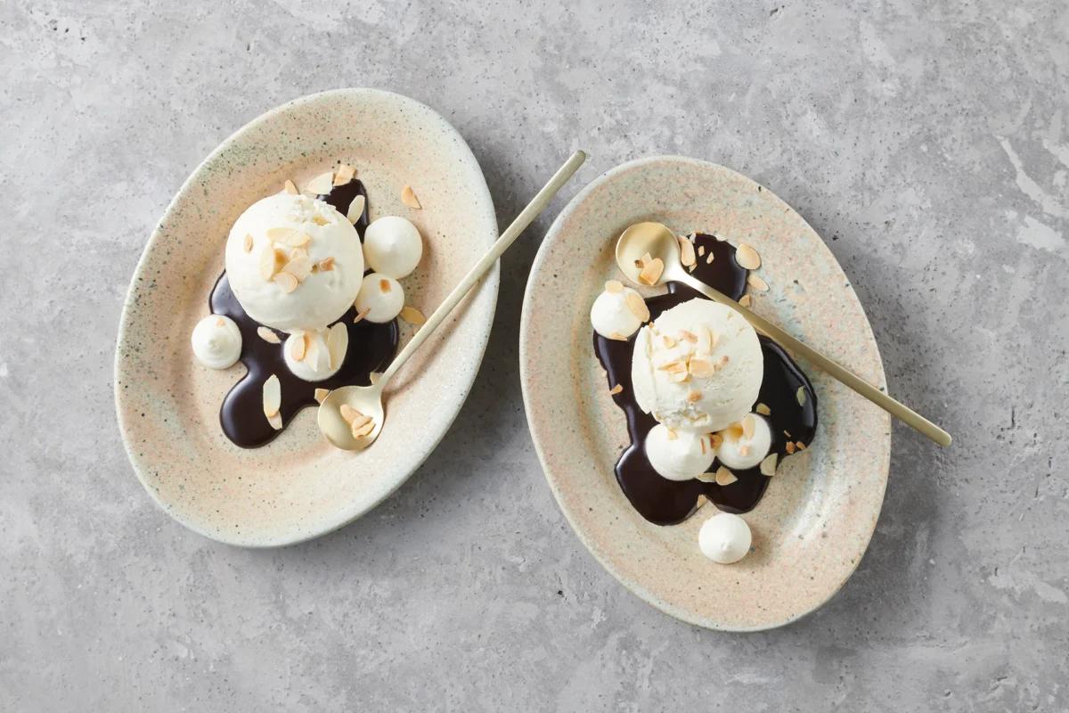 Coupe Dänemark aus der Kategorie Desserts. Das fertige Gericht schön angerichtet und fotografiert aus Vogelperspektive (Food Fotografie). Serviervorschlag, Original Tiptopf Rezept, aus dem bekanntesten Kochbuch der Schweiz