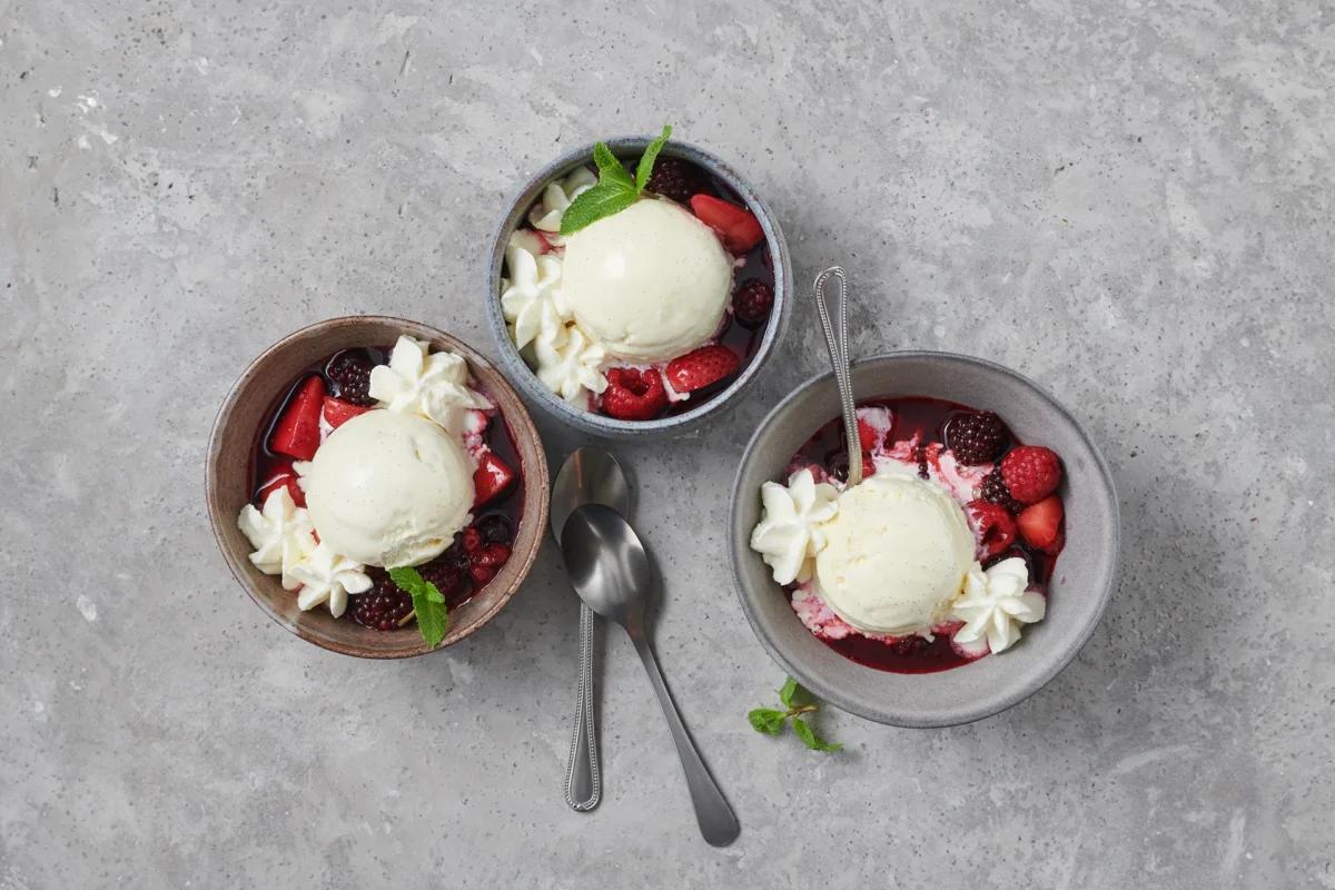 Coupe mit heissen Beeren aus der Kategorie Früchte. Das fertige Gericht schön angerichtet und fotografiert aus Vogelperspektive (Food Fotografie). Serviervorschlag, Original Tiptopf Rezept, aus dem bekanntesten Kochbuch der Schweiz