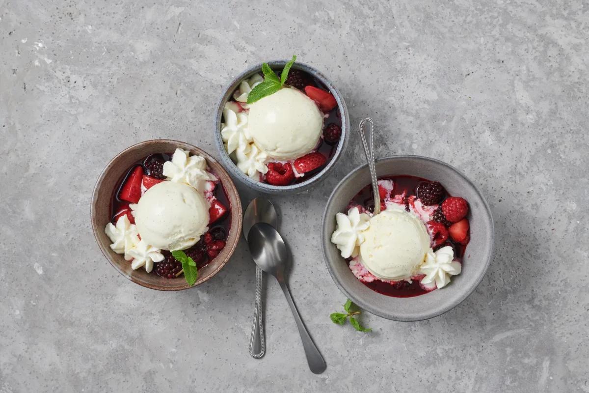 Coupe mit heissen Beeren aus der Kategorie Desserts. Zubereitungsmethode keine. Das fertige Gericht schön angerichtet und fotografiert aus Vogelperspektive (Food Fotografie). Serviervorschlag, Original Tiptopf Rezept, aus dem bekanntesten Kochbuch der Schweiz