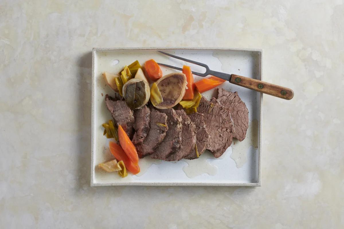 Siedfleisch. Das fertige Gericht schön angerichtet und fotografiert aus Vogelperspektive (Food Fotografie). Serviervorschlag, Original Tiptopf Rezept, aus dem bekanntesten Kochbuch der Schweiz