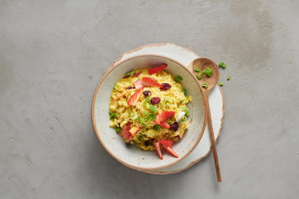Reissalat, aus der Kategorie . Zubereitungsmethode Sieden. Das fertige Gericht schön angerichtet und fotografiert aus Vogelperspektive (Food Fotografie). Serviervorschlag, Original Tiptopf Rezept, aus dem bekanntesten Kochbuch der Schweiz