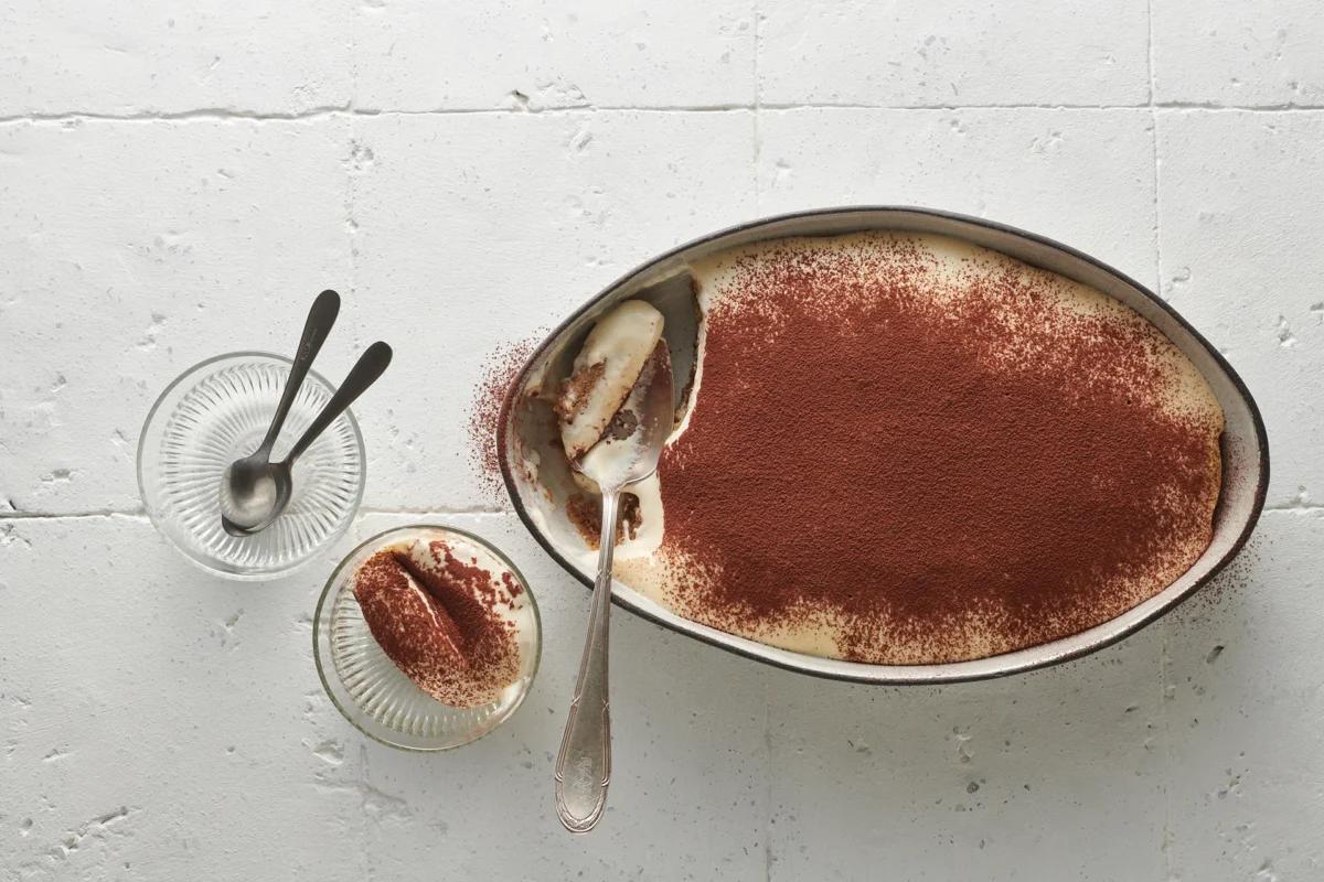 Tiramisu aus der Kategorie Desserts. Zubereitungsmethode keine. Das fertige Gericht schön angerichtet und fotografiert aus Vogelperspektive (Food Fotografie). Serviervorschlag, Original Tiptopf Rezept, aus dem bekanntesten Kochbuch der Schweiz