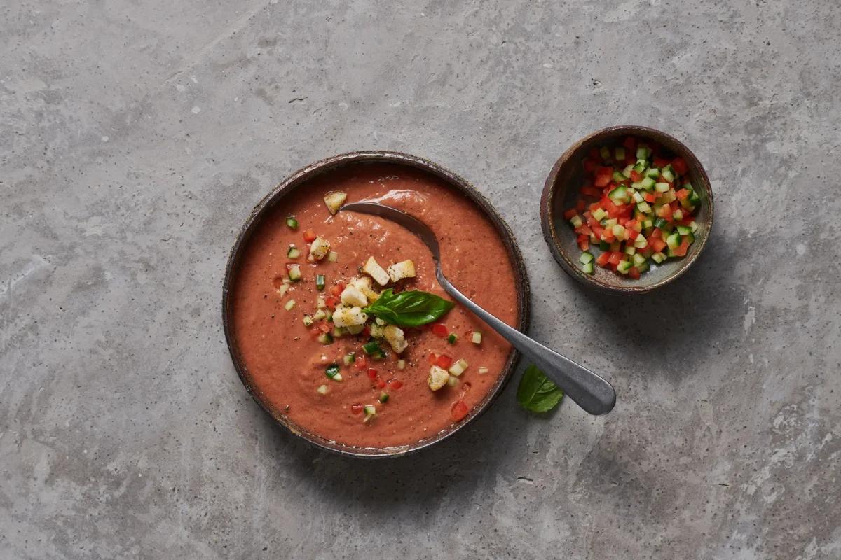 Gazpacho aus der Kategorie Snacks &amp; Fingerfood (2). Das fertige Gericht schön angerichtet und fotografiert aus Vogelperspektive (Food Fotografie). Serviervorschlag, Original Tiptopf Rezept, aus dem bekanntesten Kochbuch der Schweiz