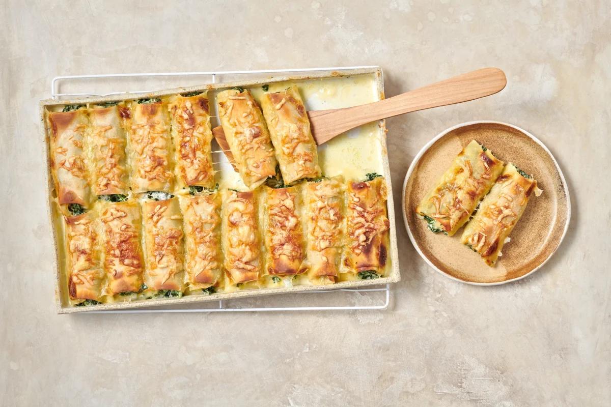 Cannelloni. Das fertige Gericht schön angerichtet und fotografiert aus Vogelperspektive (Food Fotografie). Serviervorschlag, Original Tiptopf Rezept, aus dem bekanntesten Kochbuch der Schweiz