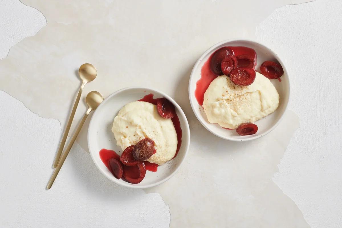 Griessbrei. Das fertige Gericht schön angerichtet und fotografiert aus Vogelperspektive (Food Fotografie). Serviervorschlag, Original Tiptopf Rezept, aus dem bekanntesten Kochbuch der Schweiz