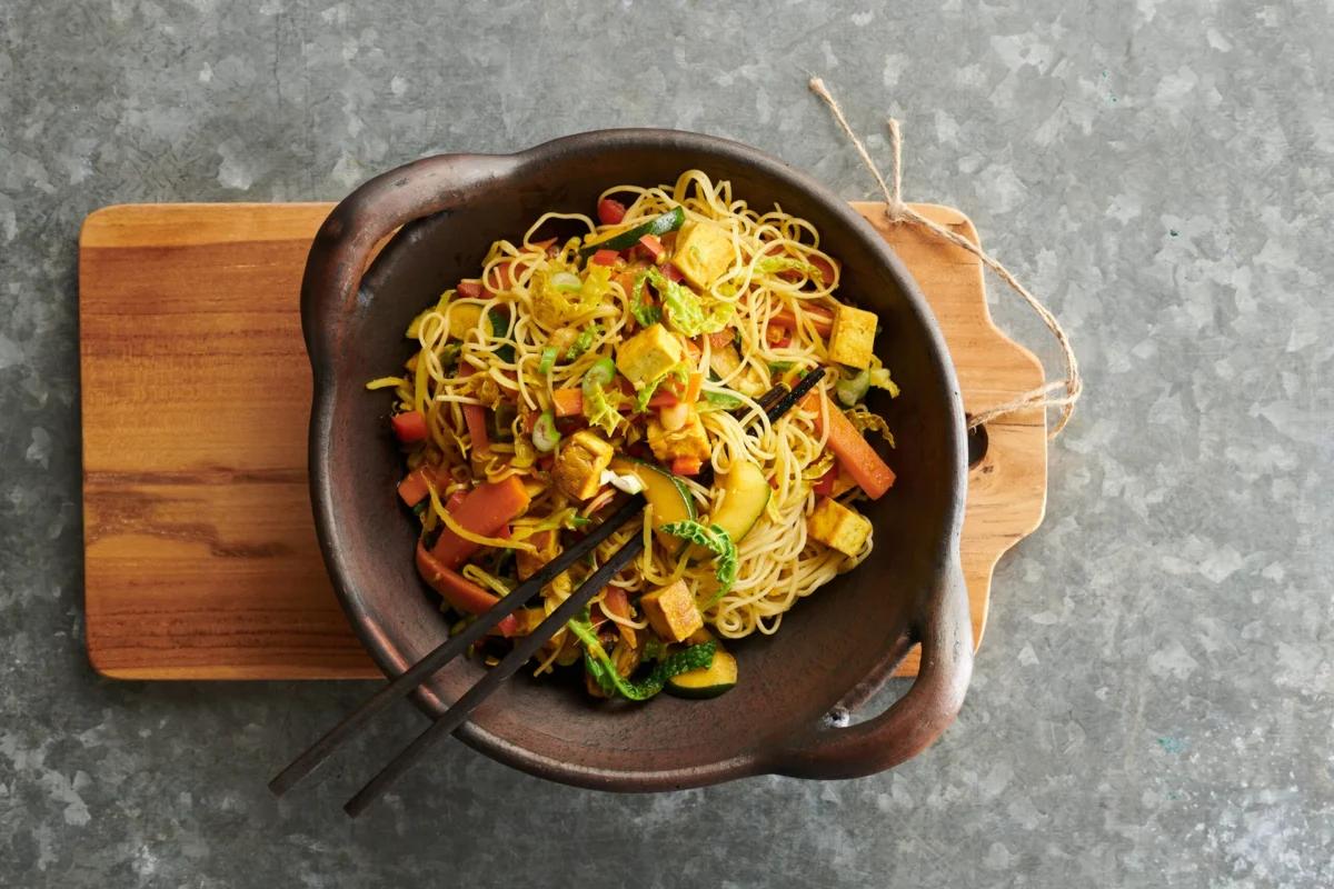 Bami Goreng aus der Kategorie Getreide. Zubereitungsmethode Braten. Das fertige Gericht schön angerichtet und fotografiert aus Vogelperspektive (Food Fotografie). Serviervorschlag, Original Tiptopf Rezept, aus dem bekanntesten Kochbuch der Schweiz