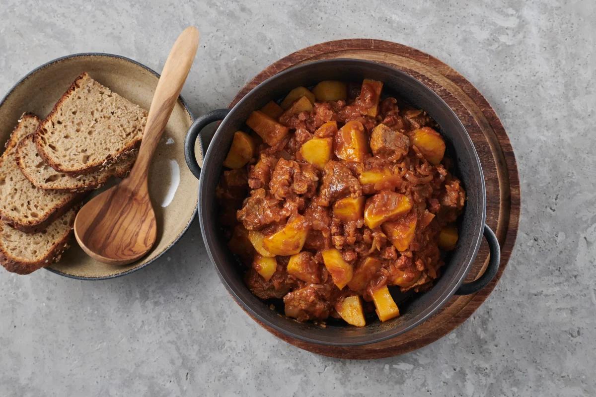 Gulasch aus der Kategorie Fleisch &amp; Fisch. Das fertige Gericht schön angerichtet und fotografiert aus Vogelperspektive (Food Fotografie). Serviervorschlag, Original Tiptopf Rezept, aus dem bekanntesten Kochbuch der Schweiz