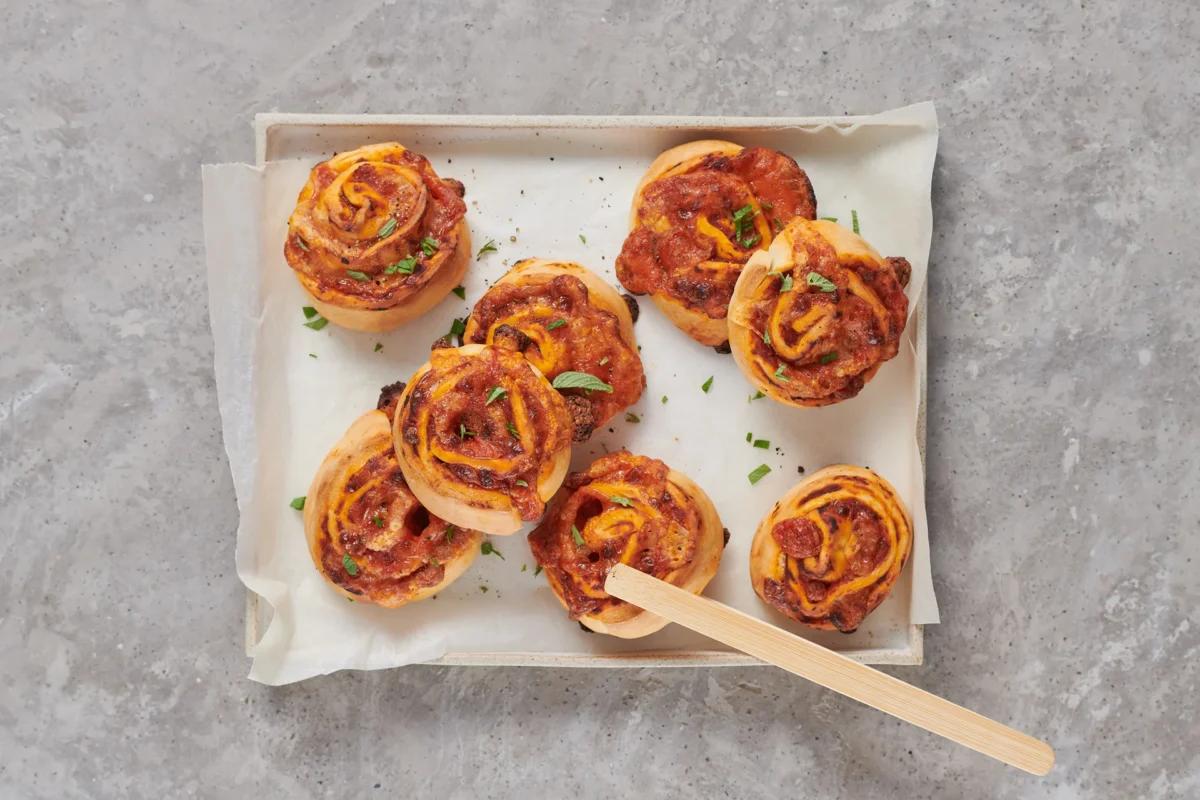 Pizzaschnecken aus der Kategorie Getreide (2). Das fertige Gericht schön angerichtet und fotografiert aus Vogelperspektive (Food Fotografie). Serviervorschlag, Original Tiptopf Rezept, aus dem bekanntesten Kochbuch der Schweiz