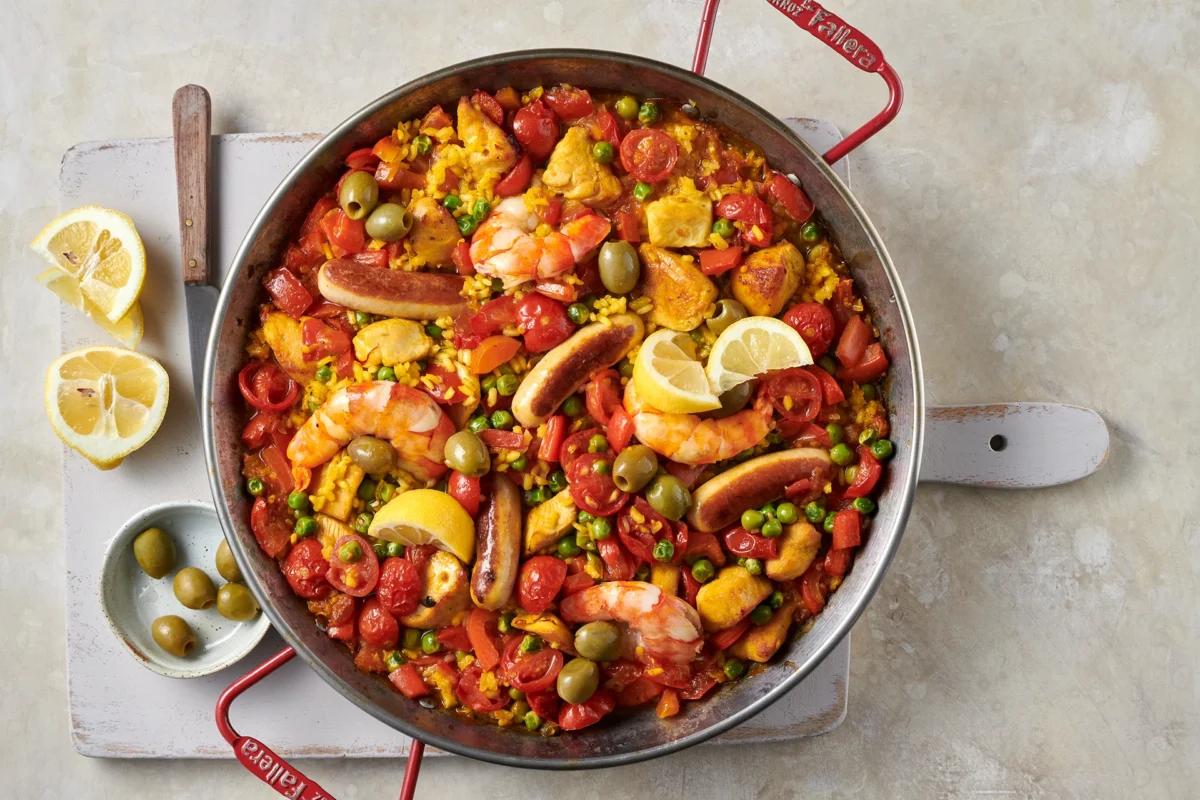 Paella aus der Kategorie Getreide. Das fertige Gericht schön angerichtet und fotografiert aus Vogelperspektive (Food Fotografie). Serviervorschlag, Original Tiptopf Rezept, aus dem bekanntesten Kochbuch der Schweiz