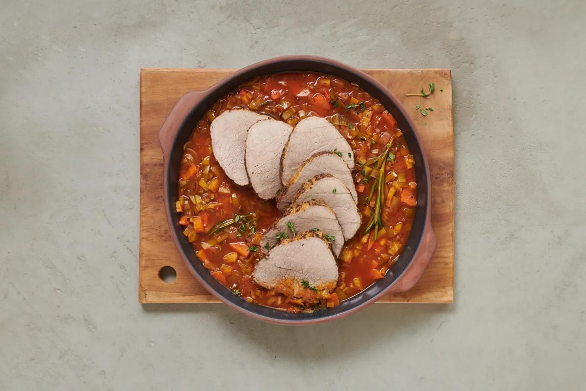 Rindsschmorbraten aus der Kategorie Fleisch &amp; Fisch. Das fertige Gericht schön angerichtet und fotografiert aus Vogelperspektive (Food Fotografie). Serviervorschlag, Original Tiptopf Rezept, aus dem bekanntesten Kochbuch der Schweiz