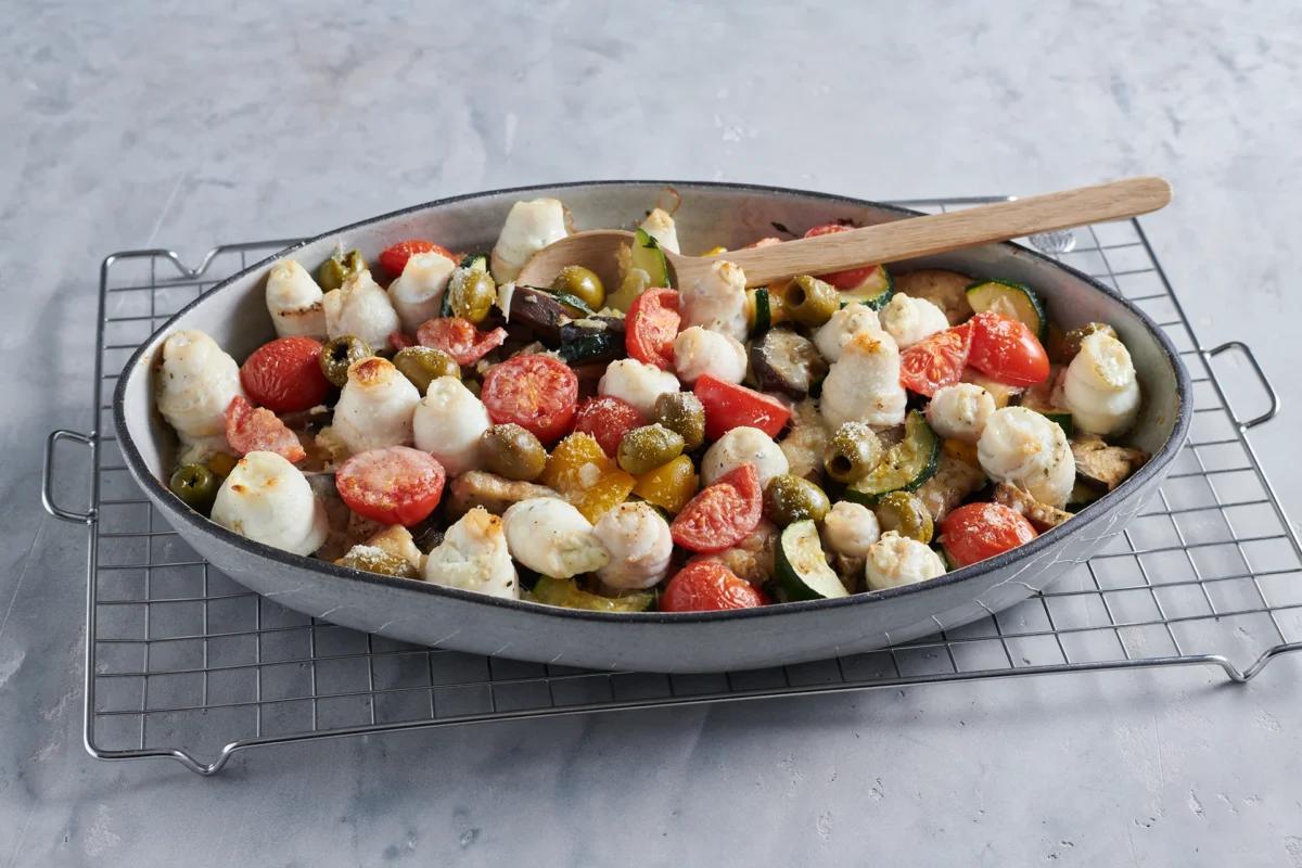 Fischgratin, aus der Kategorie . Zubereitungsmethode Backen. Das fertige Gericht schön angerichtet und fotografiert aus Vogelperspektive (Food Fotografie). Serviervorschlag, Original Tiptopf Rezept, aus dem bekanntesten Kochbuch der Schweiz