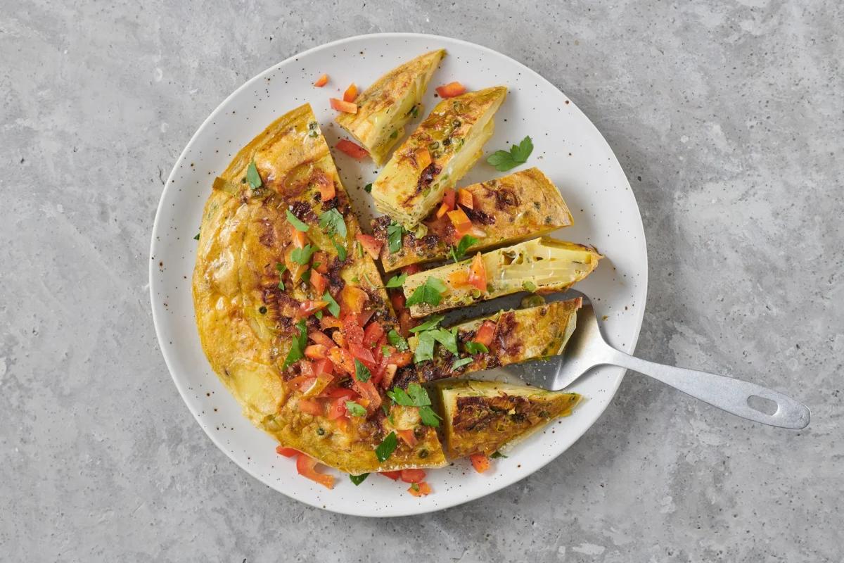 Tortilla. Das fertige Gericht schön angerichtet und fotografiert aus Vogelperspektive (Food Fotografie). Serviervorschlag, Original Tiptopf Rezept, aus dem bekanntesten Kochbuch der Schweiz