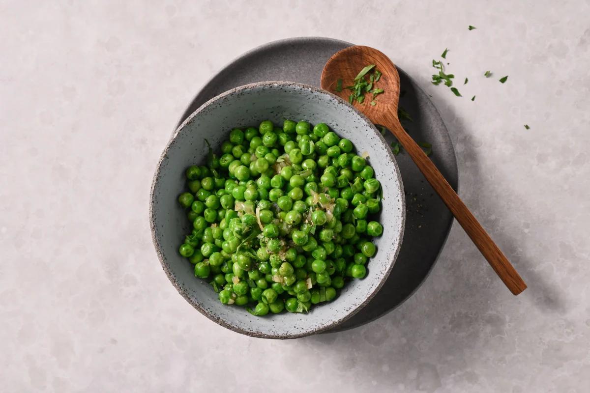 Erbsen. Das fertige Gericht schön angerichtet und fotografiert aus Vogelperspektive (Food Fotografie). Serviervorschlag, Original Tiptopf Rezept, aus dem bekanntesten Kochbuch der Schweiz