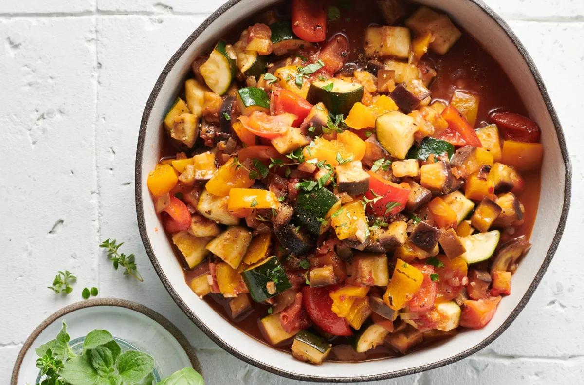 Ratatouille aus der Kategorie Gemüse. Das fertige Gericht schön angerichtet und fotografiert aus Vogelperspektive (Food Fotografie). Serviervorschlag, Original Tiptopf Rezept, aus dem bekanntesten Kochbuch der Schweiz