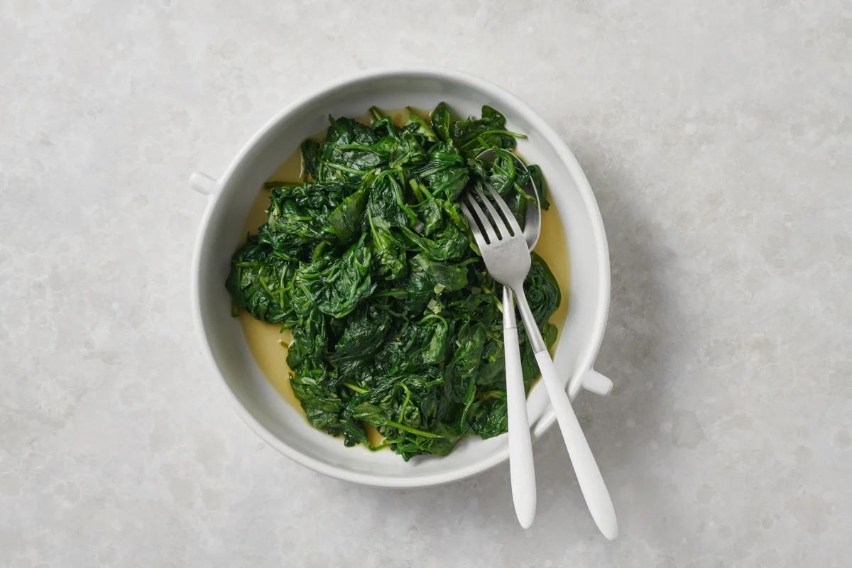 Spinat. Das fertige Gericht schön angerichtet und fotografiert aus Vogelperspektive (Food Fotografie). Serviervorschlag, Original Tiptopf Rezept, aus dem bekanntesten Kochbuch der Schweiz