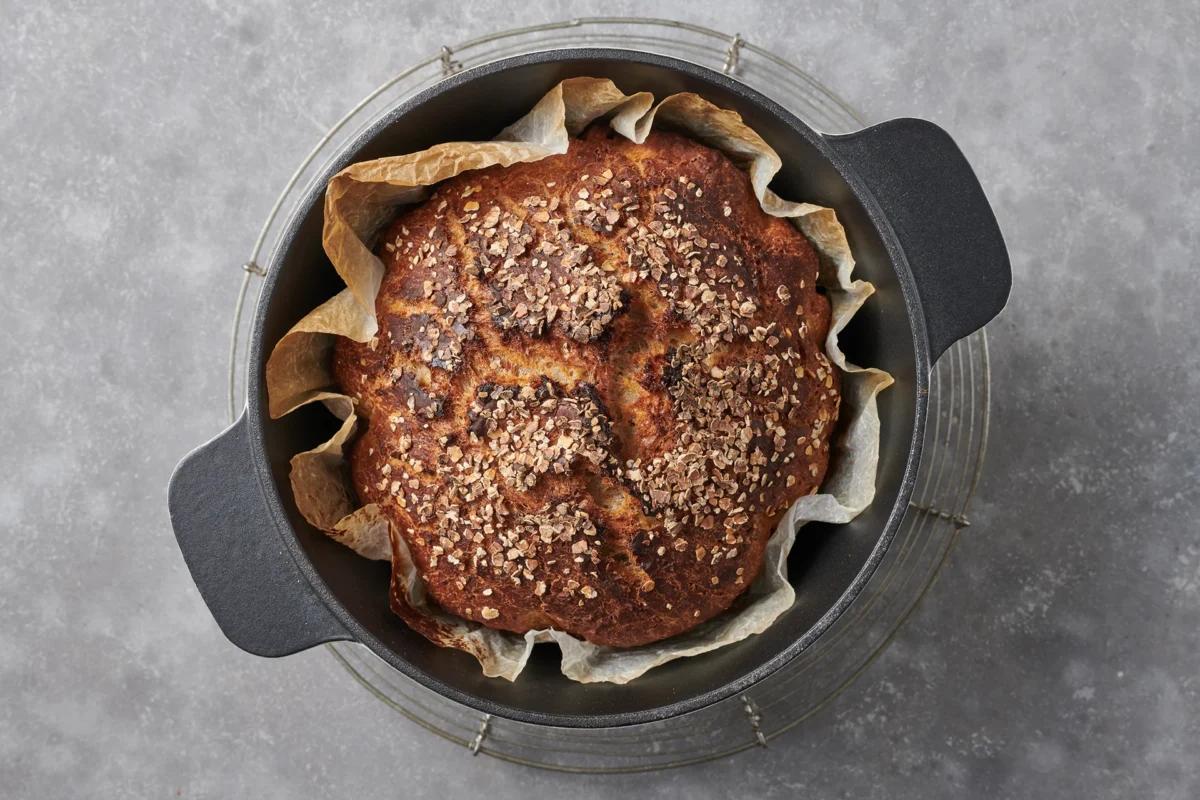 Brot im Schmortopf aus der Kategorie Gebäck salzig. Das fertige Gericht schön angerichtet und fotografiert aus Vogelperspektive (Food Fotografie). Serviervorschlag, Original Tiptopf Rezept, aus dem bekanntesten Kochbuch der Schweiz