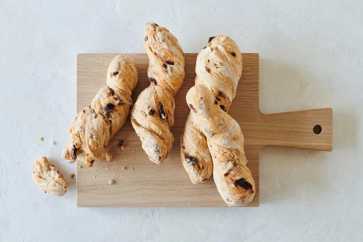 Tomatenbrot aus der Kategorie Gebäck salzig. Das fertige Gericht schön angerichtet und fotografiert aus Vogelperspektive (Food Fotografie). Serviervorschlag, Original Tiptopf Rezept, aus dem bekanntesten Kochbuch der Schweiz