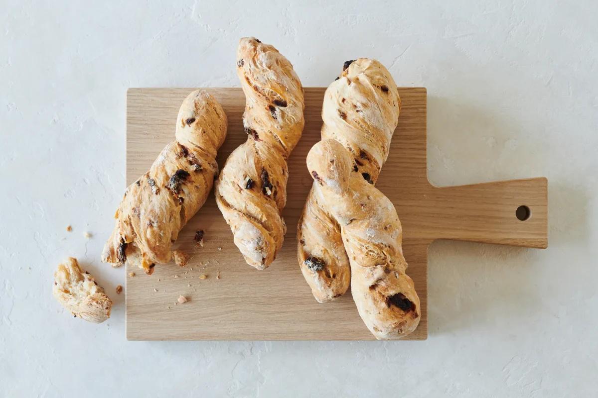 Tomatenbrot aus der Kategorie Getreide (2). Das fertige Gericht schön angerichtet und fotografiert aus Vogelperspektive (Food Fotografie). Serviervorschlag, Original Tiptopf Rezept, aus dem bekanntesten Kochbuch der Schweiz