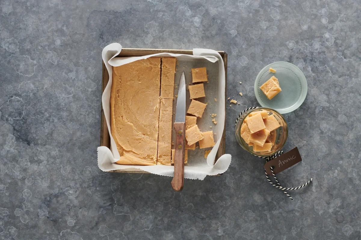 Nideltäfeli aus der Kategorie Desserts. Das fertige Gericht schön angerichtet und fotografiert aus Vogelperspektive (Food Fotografie). Serviervorschlag, Original Tiptopf Rezept, aus dem bekanntesten Kochbuch der Schweiz