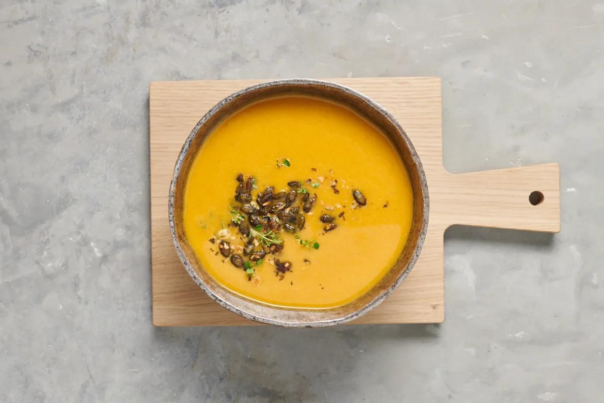 Rüeblisuppe aus der Kategorie Suppen. Das fertige Gericht schön angerichtet und fotografiert aus Vogelperspektive (Food Fotografie). Serviervorschlag, Original Tiptopf Rezept, aus dem bekanntesten Kochbuch der Schweiz