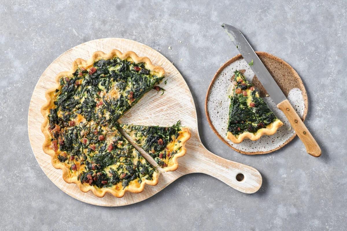 Spinatwähe aus der Kategorie Gebäck salzig. Das fertige Gericht schön angerichtet und fotografiert aus Vogelperspektive (Food Fotografie). Serviervorschlag, Original Tiptopf Rezept, aus dem bekanntesten Kochbuch der Schweiz