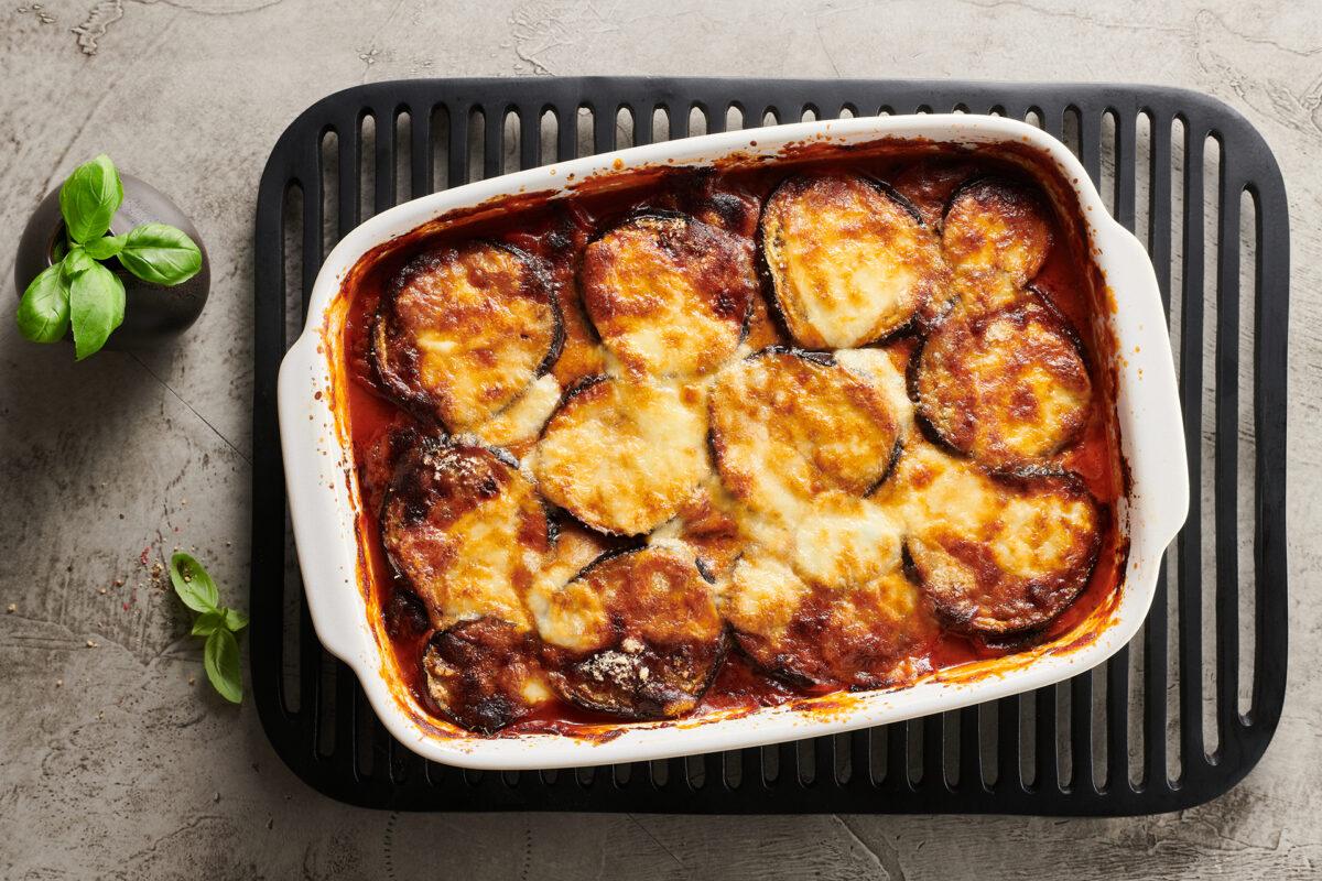 Parmigiana aus der Kategorie Gemüse. Das fertige Gericht schön angerichtet und fotografiert aus Vogelperspektive (Food Fotografie). Serviervorschlag, Original Tiptopf Rezept, aus dem bekanntesten Kochbuch der Schweiz