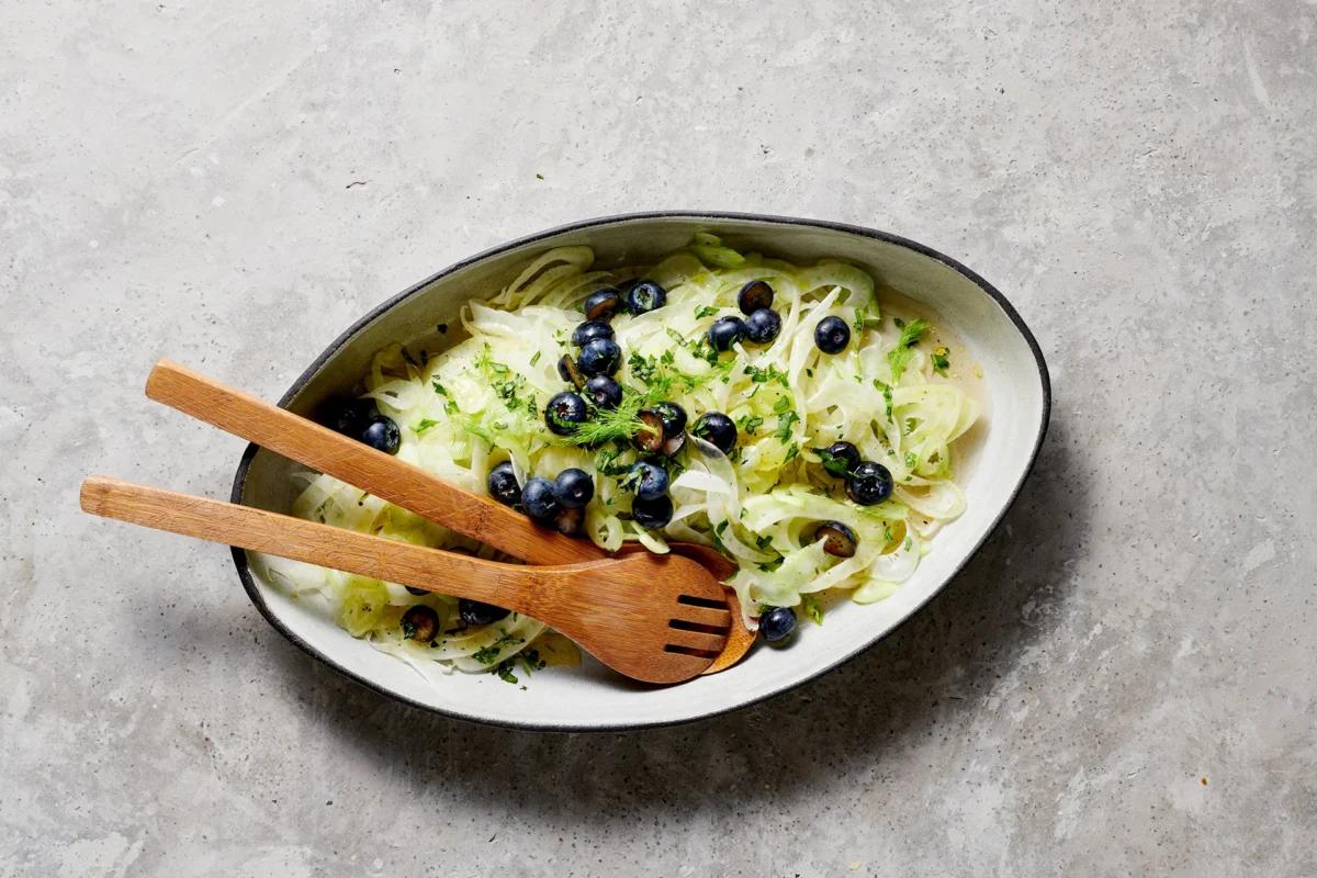 Fenchelsalat aus der Kategorie Gemüse (2). Das fertige Gericht schön angerichtet und fotografiert aus Vogelperspektive (Food Fotografie). Serviervorschlag, Original Tiptopf Rezept, aus dem bekanntesten Kochbuch der Schweiz