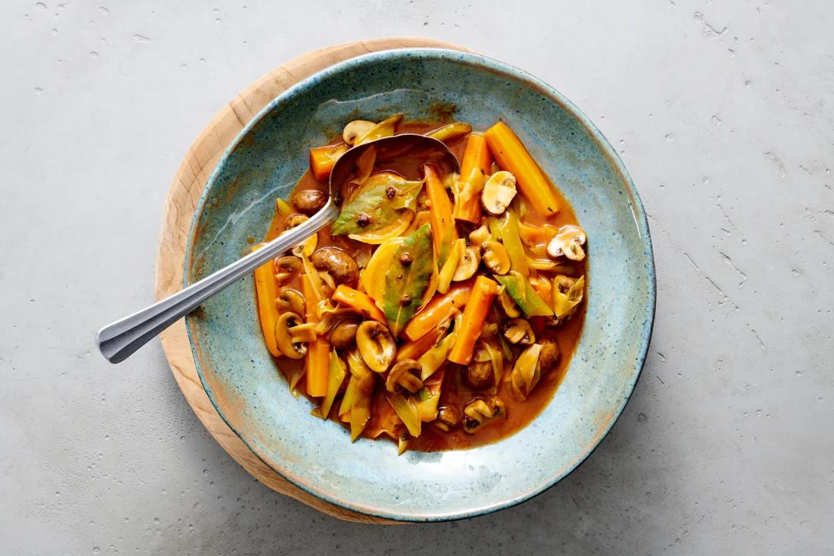 Gemüsetopf aus der Kategorie Gemüse. Das fertige Gericht schön angerichtet und fotografiert aus Vogelperspektive (Food Fotografie). Serviervorschlag, Original Tiptopf Rezept, aus dem bekanntesten Kochbuch der Schweiz