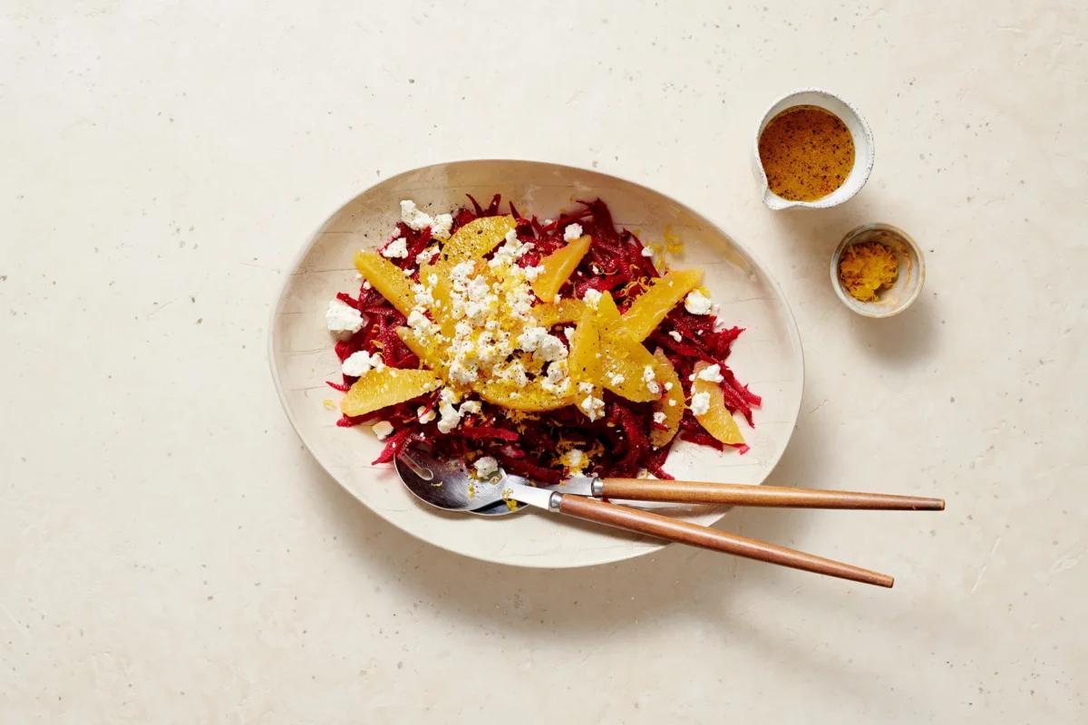 Randensalat mit Feta, aus der Kategorie . Zubereitungsmethode keine. Das fertige Gericht schön angerichtet und fotografiert aus Vogelperspektive (Food Fotografie). Serviervorschlag, Original Tiptopf Rezept, aus dem bekanntesten Kochbuch der Schweiz