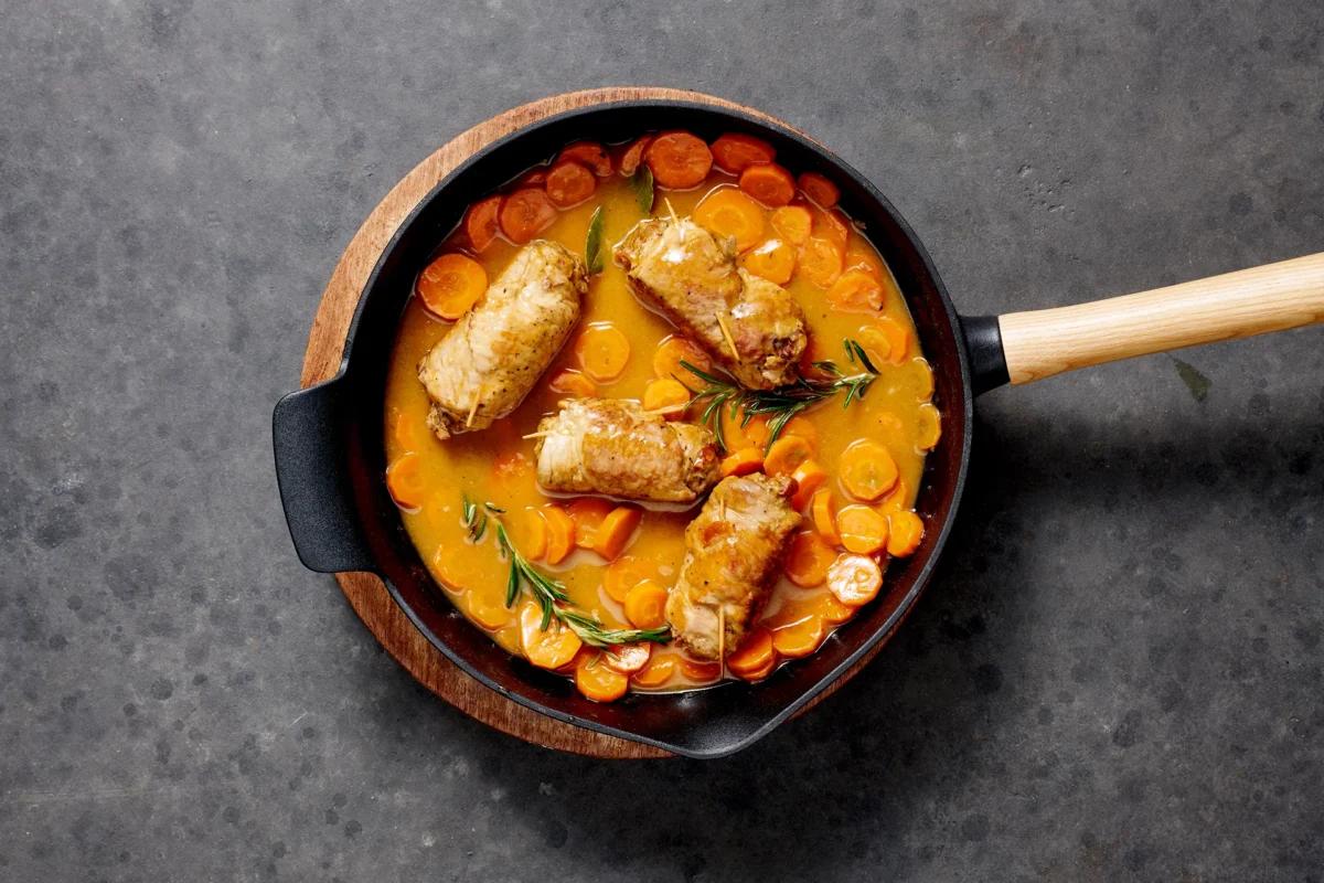 Wurst-Involtini. Das fertige Gericht schön angerichtet und fotografiert aus Vogelperspektive (Food Fotografie). Serviervorschlag, Original Tiptopf Rezept, aus dem bekanntesten Kochbuch der Schweiz