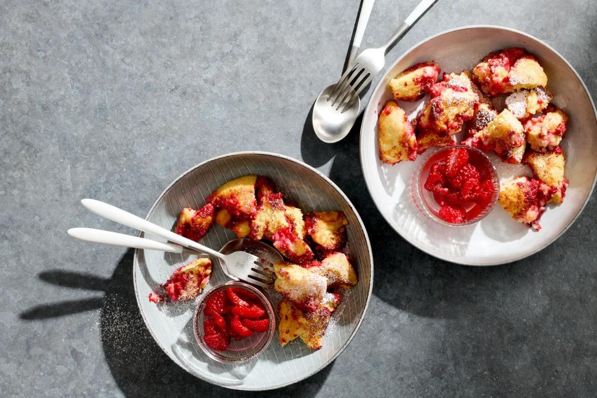 Kaiserschmarren aus der Kategorie Desserts. Das fertige Gericht schön angerichtet und fotografiert aus Vogelperspektive (Food Fotografie). Serviervorschlag, Original Tiptopf Rezept, aus dem bekanntesten Kochbuch der Schweiz