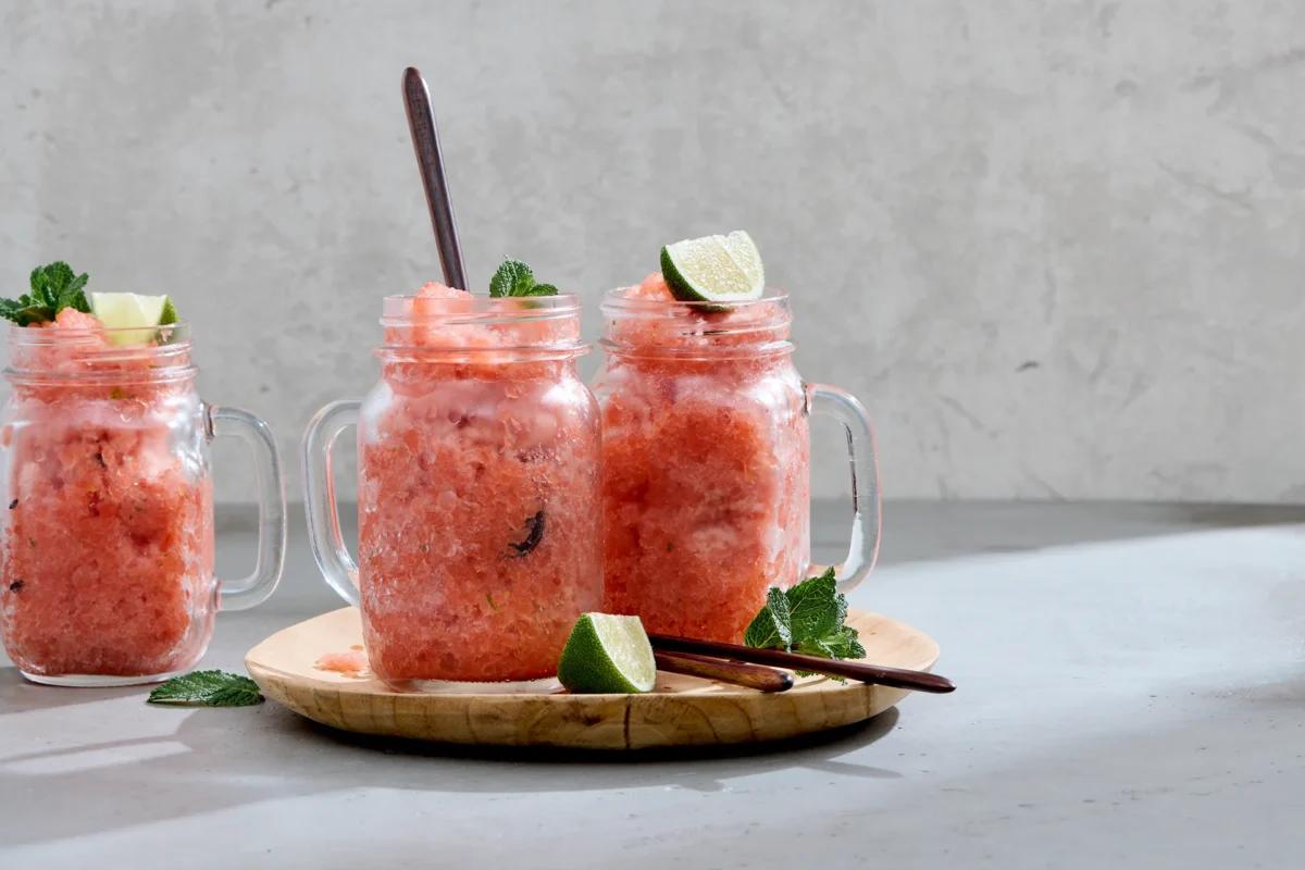 Melonen-Slush aus der Kategorie Früchte. Das fertige Gericht schön angerichtet und fotografiert aus Vogelperspektive (Food Fotografie). Serviervorschlag, Original Tiptopf Rezept, aus dem bekanntesten Kochbuch der Schweiz
