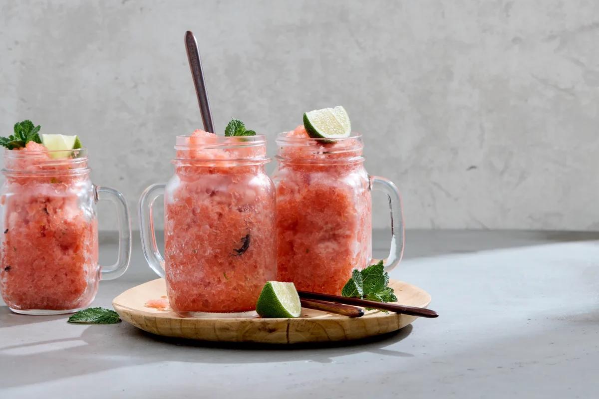 Melonen-Slush aus der Kategorie Getränke. Zubereitungsmethode keine. Das fertige Gericht schön angerichtet und fotografiert aus Vogelperspektive (Food Fotografie). Serviervorschlag, Original Tiptopf Rezept, aus dem bekanntesten Kochbuch der Schweiz