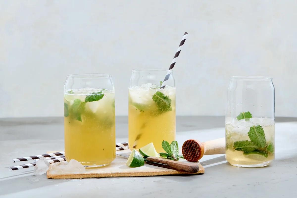 Virgin Caipirinha aus der Kategorie Getränke. Das fertige Gericht schön angerichtet und fotografiert aus Vogelperspektive (Food Fotografie). Serviervorschlag, Original Tiptopf Rezept, aus dem bekanntesten Kochbuch der Schweiz