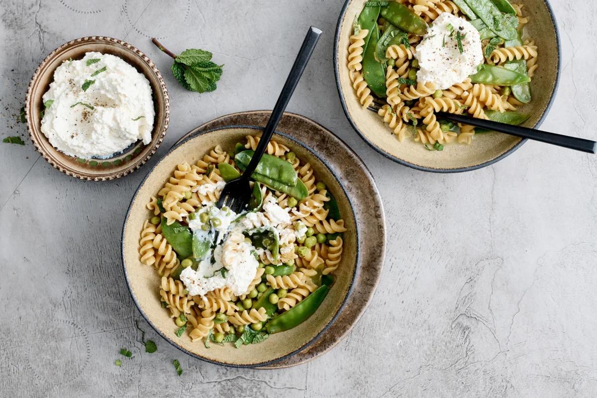 Kefen-One-Pot. Das fertige Gericht schön angerichtet und fotografiert aus Vogelperspektive (Food Fotografie). Serviervorschlag, Original Tiptopf Rezept, aus dem bekanntesten Kochbuch der Schweiz