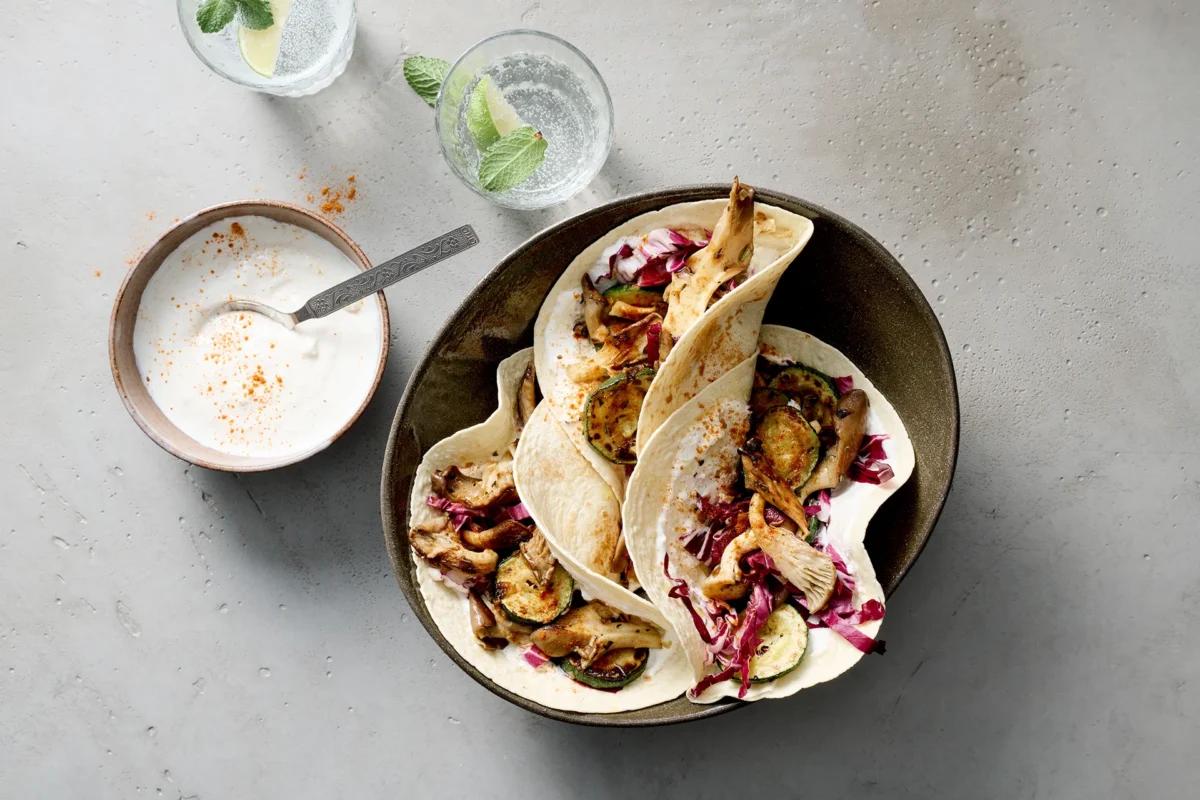 Pilzfajitas aus der Kategorie Snacks &amp; Fingerfood. Zubereitungsmethode Backen. Das fertige Gericht schön angerichtet und fotografiert aus Vogelperspektive (Food Fotografie). Serviervorschlag, Original Tiptopf Rezept, aus dem bekanntesten Kochbuch der Schweiz