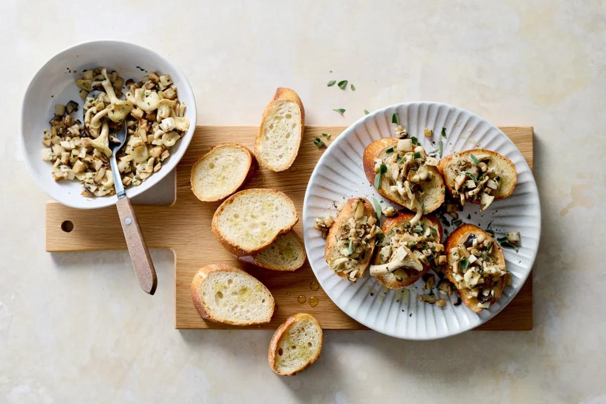 Pilz-Bruschetta aus der Kategorie Snacks &amp; Fingerfood. Das fertige Gericht schön angerichtet und fotografiert aus Vogelperspektive (Food Fotografie). Serviervorschlag, Original Tiptopf Rezept, aus dem bekanntesten Kochbuch der Schweiz